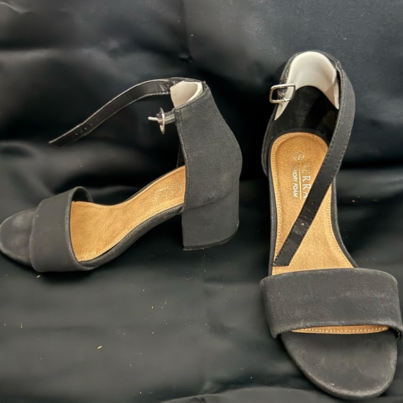 Black Heel - Picture 3 of 3